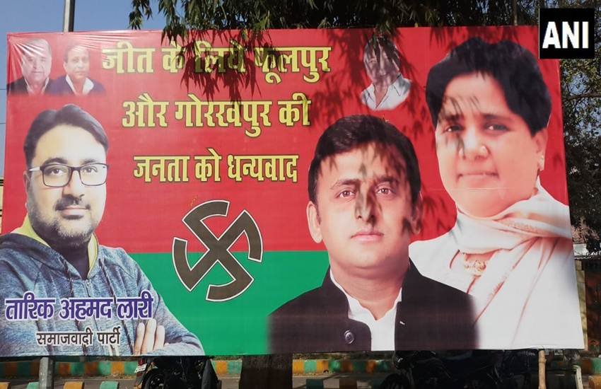 लखनऊ में सपा कार्यालय के बाहर पोस्टर में एक साथ दिखे अखिलेश यादव और मायावती। (फोटो सोर्स- एएनआई)