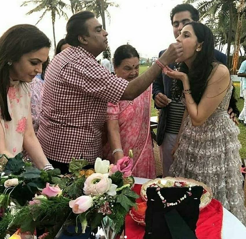 इस मौके पर मुकेश अंबानी अपनी पत्नी नीता अंबानी और अपने बच्चों ईशा और अनंत के साथ खुशियां मनाते हुए दिखाई दिए। अपनी होने वाली बहू को केक खिलाते हुए मुकेश अंबानी। (फोटो सोर्स- इंस्टाग्राम)