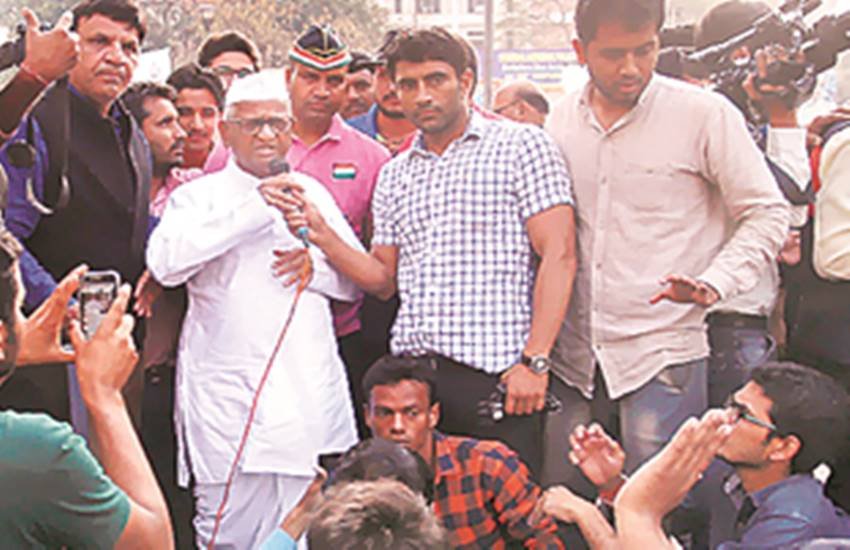 एसएससी परीक्षा पेपर लीक मामले की सीबीआइ जांच की मांग को लेकर सैकड़ों परीक्षार्थी कई दिनों से एसएससी कार्यालय के बाहर प्रदर्शन कर रहे हैं। 