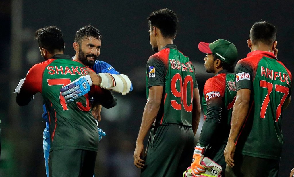 मैच के बाद दिनेश कार्तिक को बधाई देते हुए बांग्लादेश के क्रिकेटर्स (PTI फोटो)