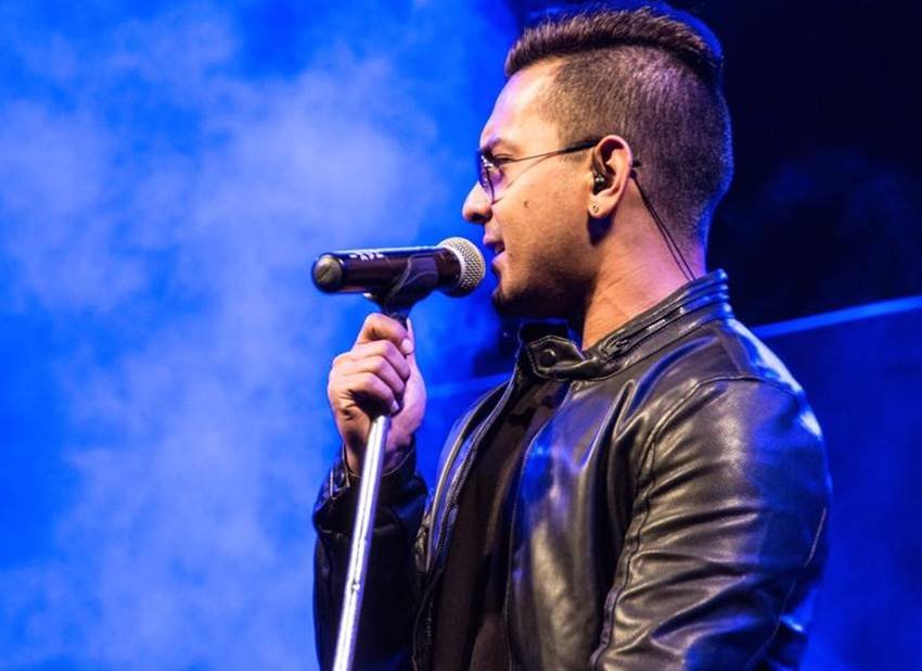 Aditya, Aditya narayan, Aditya narayan case, Aditya narayan rammed, Aditya narayan car, Udit Narayan, Udit Narayan Son, Singer Udit Narayan Son, Autorickshaw, Autorickshaw case, Autorickshaw rammed, Car into An Autorickshaw, Aditya narayan pics, Aditya narayan photos, Aditya narayan pictures, photo gallery