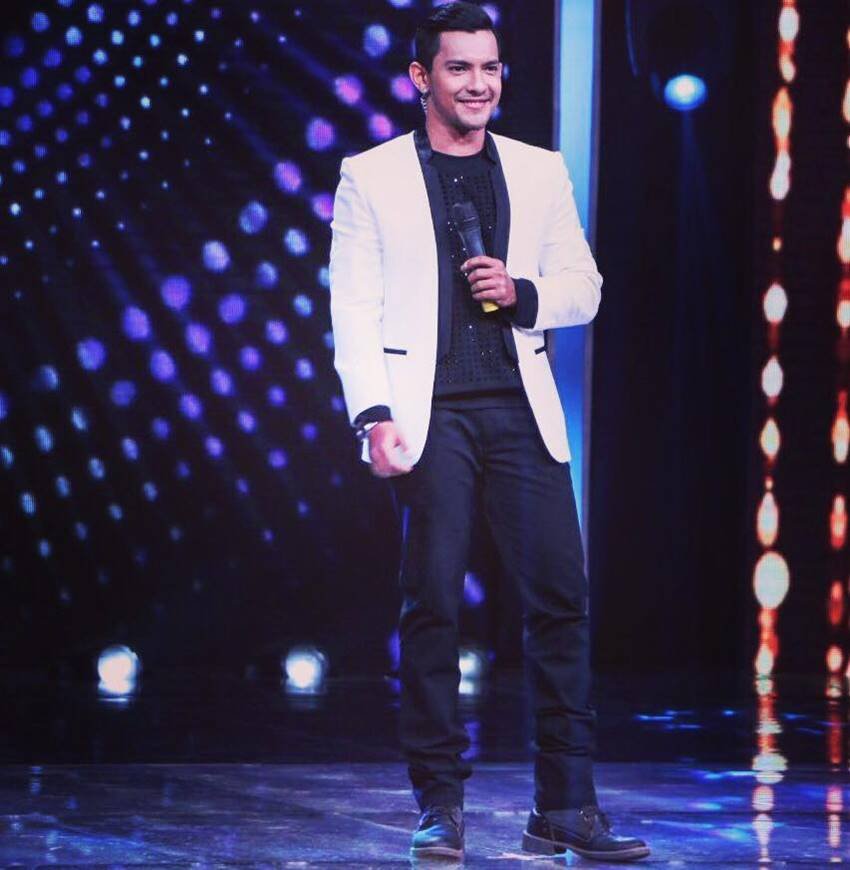 Aditya, Aditya narayan, Aditya narayan case, Aditya narayan rammed, Aditya narayan car, Udit Narayan, Udit Narayan Son, Singer Udit Narayan Son, Autorickshaw, Autorickshaw case, Autorickshaw rammed, Car into An Autorickshaw, Aditya narayan pics, Aditya narayan photos, Aditya narayan pictures, photo gallery