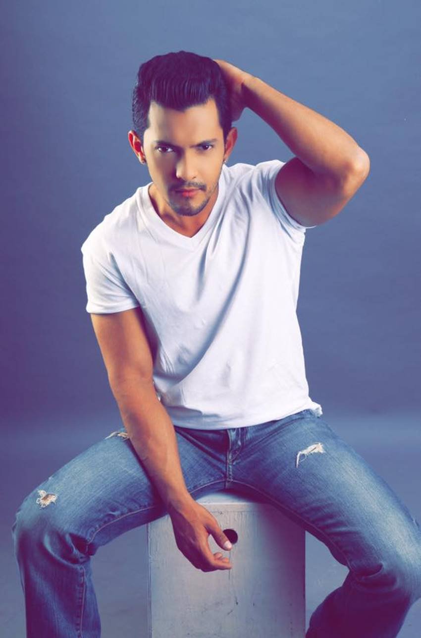 Aditya, Aditya narayan, Aditya narayan case, Aditya narayan rammed, Aditya narayan car, Udit Narayan, Udit Narayan Son, Singer Udit Narayan Son, Autorickshaw, Autorickshaw case, Autorickshaw rammed, Car into An Autorickshaw, Aditya narayan pics, Aditya narayan photos, Aditya narayan pictures, photo gallery