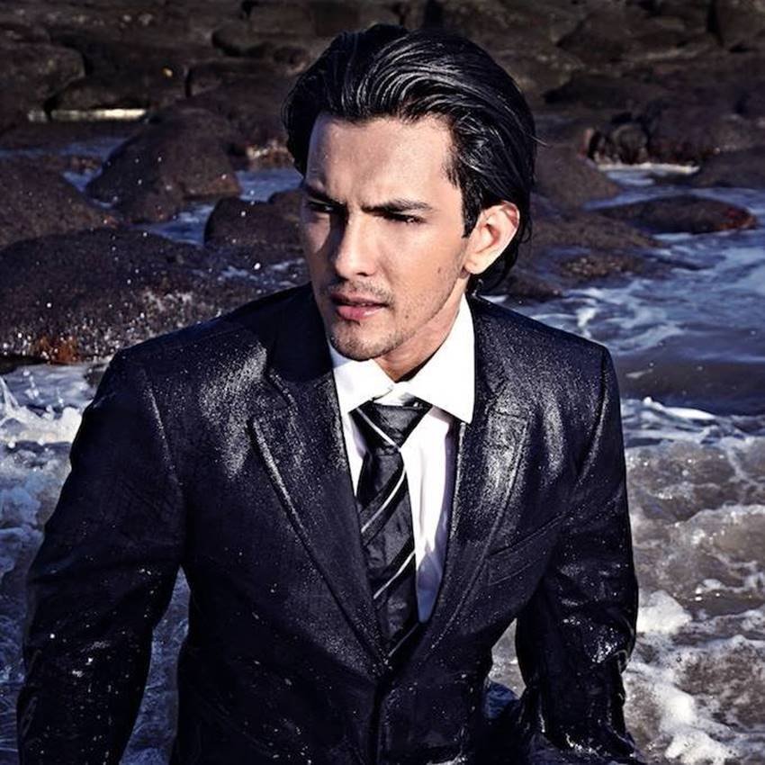 Aditya, Aditya narayan, Aditya narayan case, Aditya narayan rammed, Aditya narayan car, Udit Narayan, Udit Narayan Son, Singer Udit Narayan Son, Autorickshaw, Autorickshaw case, Autorickshaw rammed, Car into An Autorickshaw, Aditya narayan pics, Aditya narayan photos, Aditya narayan pictures, photo gallery