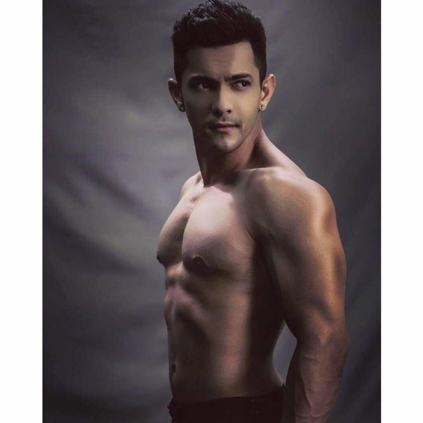 Aditya, Aditya narayan, Aditya narayan case, Aditya narayan rammed, Aditya narayan car, Udit Narayan, Udit Narayan Son, Singer Udit Narayan Son, Autorickshaw, Autorickshaw case, Autorickshaw rammed, Car into An Autorickshaw, Aditya narayan pics, Aditya narayan photos, Aditya narayan pictures, photo gallery