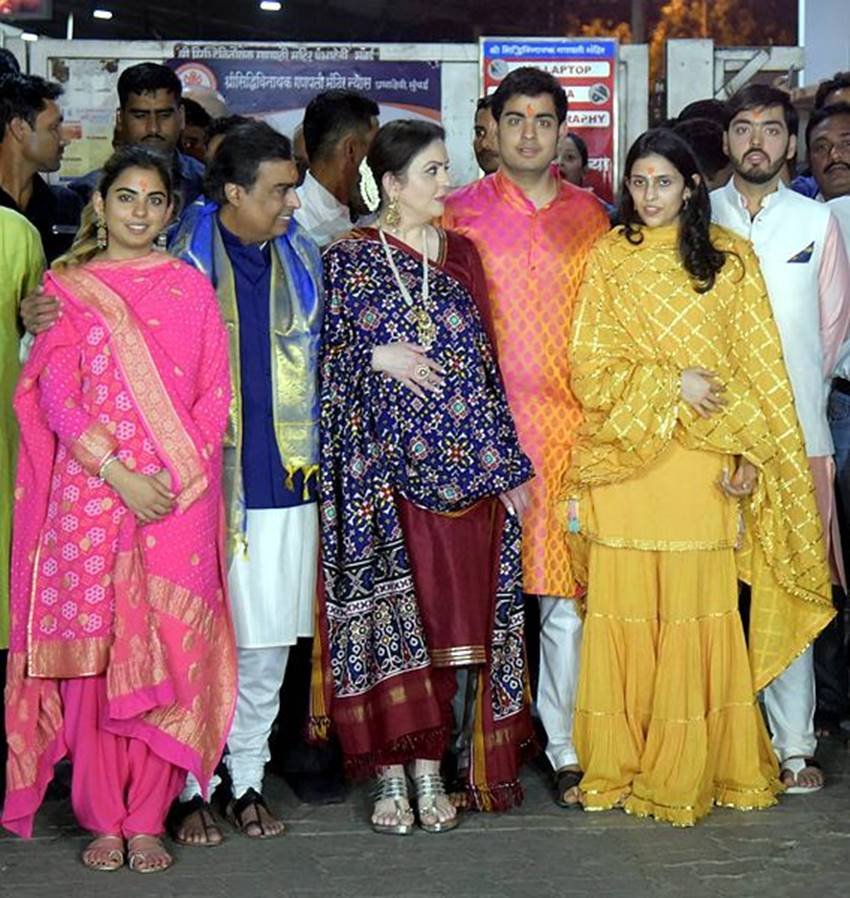नीता अंबानी सबसे आगे अपनी बेटी ईशा अंबानी और होने वाली बहू श्लोका मेहता के साथ खड़ी दिखाई दीं तो मुकेश अंबानी अपने दोनों बेटों आकाश और अनंत अंबानी के पीछे खड़े दिखे। (फोटो सोर्स- पीटीआई)