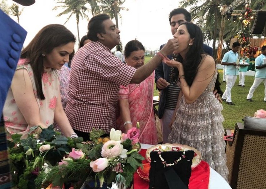 मुकेश अंबानी और नीता के साथ श्लोका और आकाश। (Photo Source: Twitter)