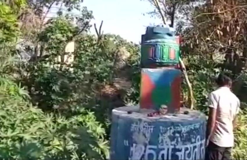 उत्तर प्रदेश के मेरठ में मंगलवार देर रात कुछ शरारती तत्वों ने अंबेडकर की मूर्ति खंडित कर दी थी। (फोटोः एएनआई)