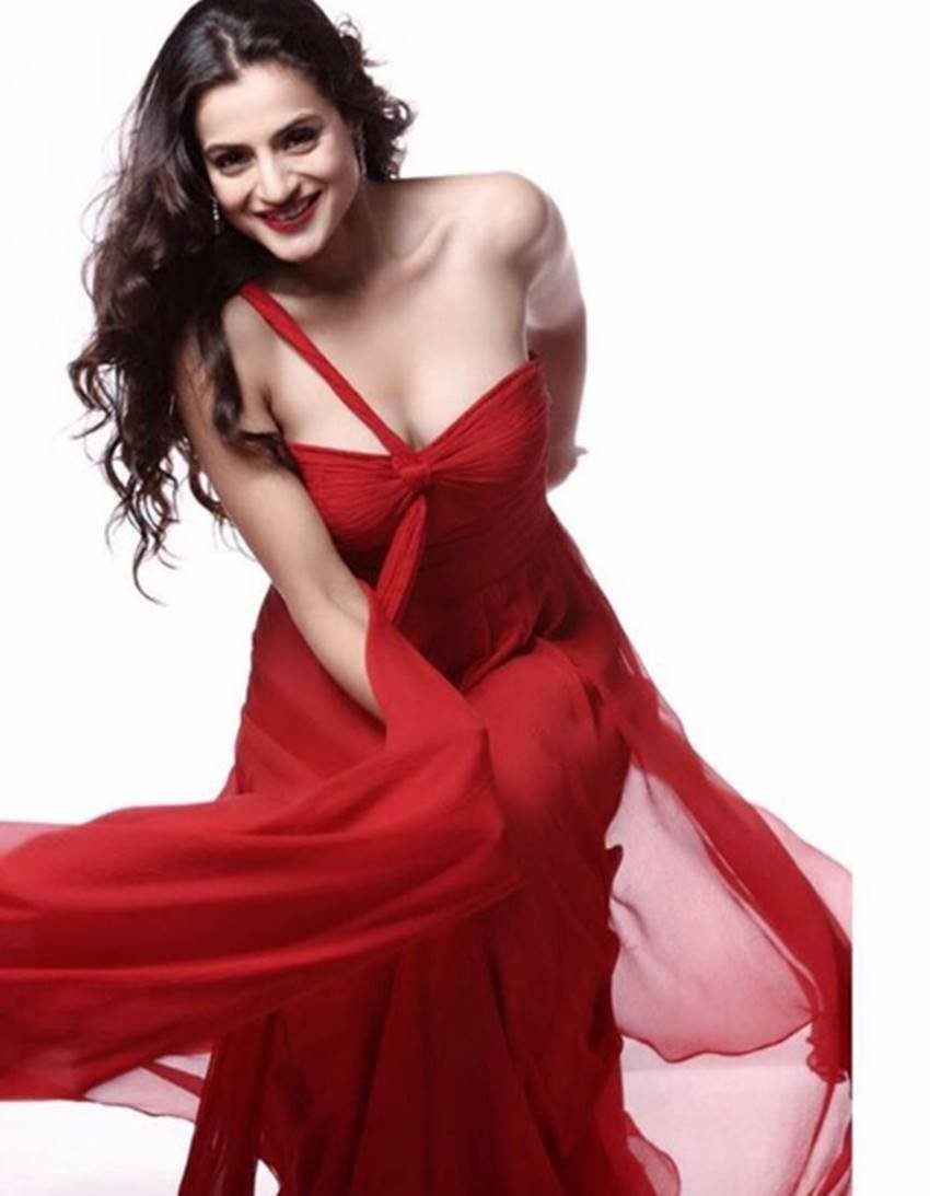Ameesha Patel, Ameesha Patel pics, Ameesha Patel photos, Ameesha Patel pictures, Ameesha Patel hot pics, Ameesha Patel hot photos, Ameesha Patel sexy pics, Ameesha Patel sexy photos, Bollywood Actress Ameesha Patel, Bollywood Actress Ameesha Patel pics, Bollywood Actress Ameesha Patel photos, Being Trolled At Social Media, T-Shirt Photograghs, T-Shirt Photograghs of Ameesha, photo gallery