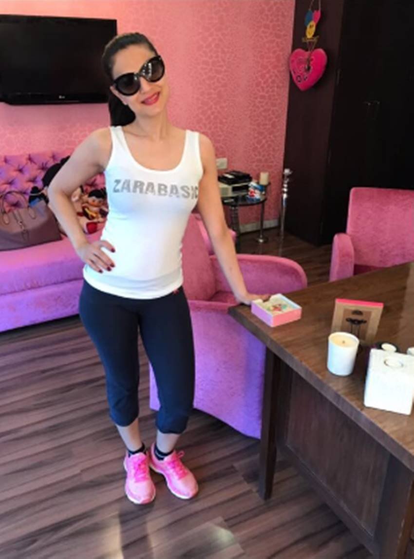 Ameesha Patel, Ameesha Patel pics, Ameesha Patel photos, Ameesha Patel pictures, Ameesha Patel hot pics, Ameesha Patel hot photos, Ameesha Patel sexy pics, Ameesha Patel sexy photos, Bollywood Actress Ameesha Patel, Bollywood Actress Ameesha Patel pics, Bollywood Actress Ameesha Patel photos, Being Trolled At Social Media, T-Shirt Photograghs, T-Shirt Photograghs of Ameesha, photo gallery