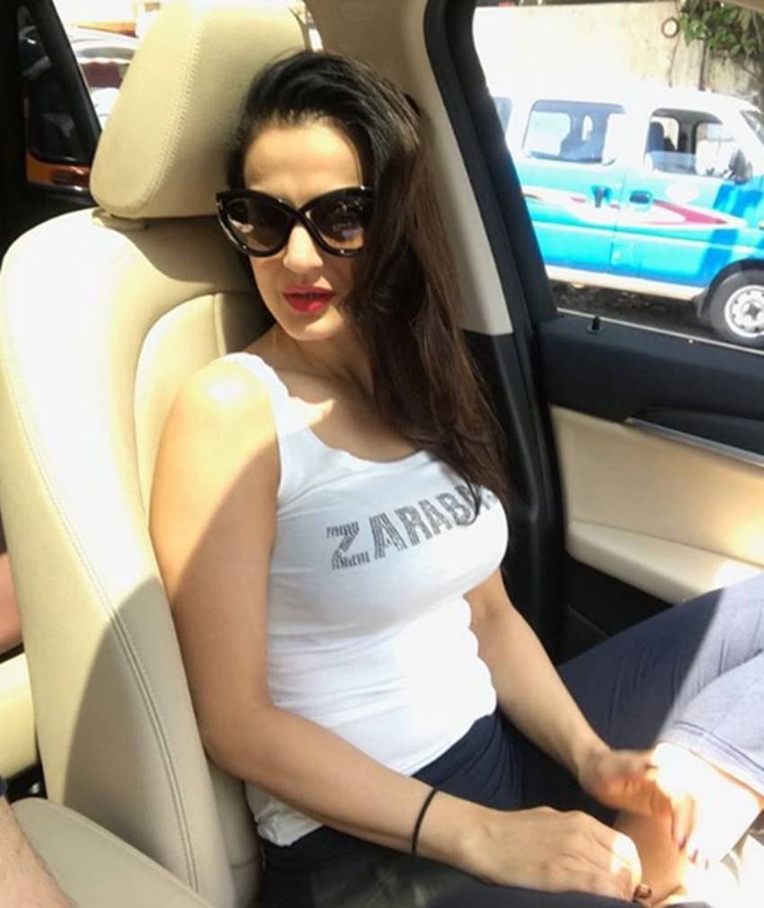 Ameesha Patel, Ameesha Patel pics, Ameesha Patel photos, Ameesha Patel pictures, Ameesha Patel hot pics, Ameesha Patel hot photos, Ameesha Patel sexy pics, Ameesha Patel sexy photos, Bollywood Actress Ameesha Patel, Bollywood Actress Ameesha Patel pics, Bollywood Actress Ameesha Patel photos, Being Trolled At Social Media, T-Shirt Photograghs, T-Shirt Photograghs of Ameesha, photo gallery