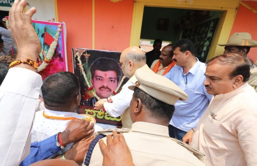मैसूर में भाजपा के दिवंगत कार्यकर्ता राजू को श्रद्धांजलि देते अमित शाह। राजू की हत्‍या कर दी गई थी। (फोटो सोर्स: अमित शाह के ट्विटर अकाउंट से)