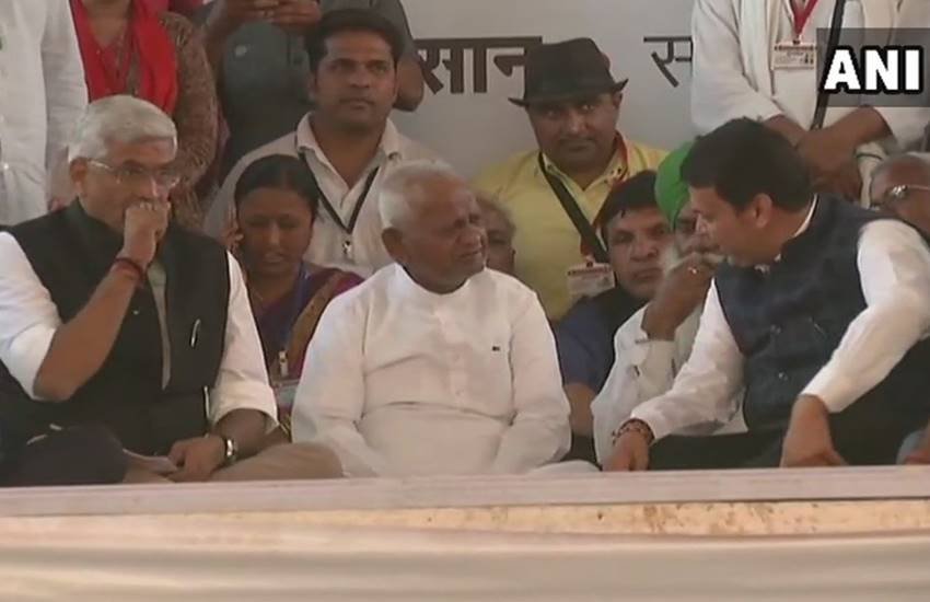 दिल्ली के रामलीला मैदान में अनशन के दौरान अन्ना से बात करते देवेंद्र फडणवीस। 