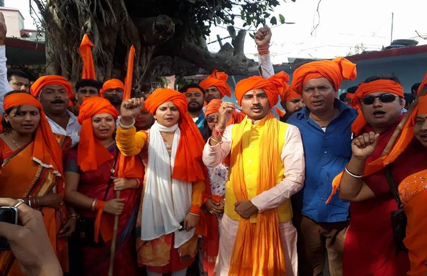 बीजेपी, आरएसएस और बजरंग दल के कार्यकर्ताओं ने शनिवार को बिहार के भागलपुर में एक जुलूस निकाला, जिसके बाद इलाके में सांप्रदायिक तनाव फैल गया। जुलूस में शामिल अर्जित शाश्वत। पुलिस एफआईआर में शाश्वत पर बिना इजाजत के जुलूस निकालने का आरोप है। दूसरे एफआईआर में 500 लोगों पर दंगा भड़काने के आरोप हैं। (फोटो-फेसबुक)
