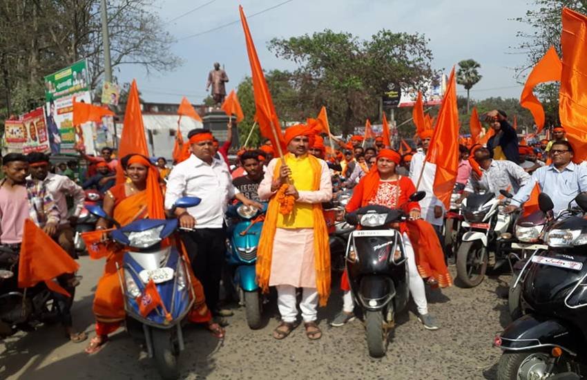 भगवा ब्रिगेड के साथ पारंपरिक वेश भूषा में भगवा झंडा लिए बीजेपी नेता अर्जित शाश्वत। शाश्वत पर भड़काऊ भाषण देने का आरोप है, जिसके बाद इलाके में हिंसा फैली। (फोटो- फेसबुक)