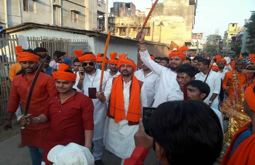 भागलपुर में दंगा भड़काने के आरोपी केंद्रीय मंत्री अश्वनी चौबे के बेटे अर्जित शाश्वत(बीच में भगवा गमछा) हाथ में तलवार लेकर जुलूस निकालते हुए(फोटो-फेसबुक)