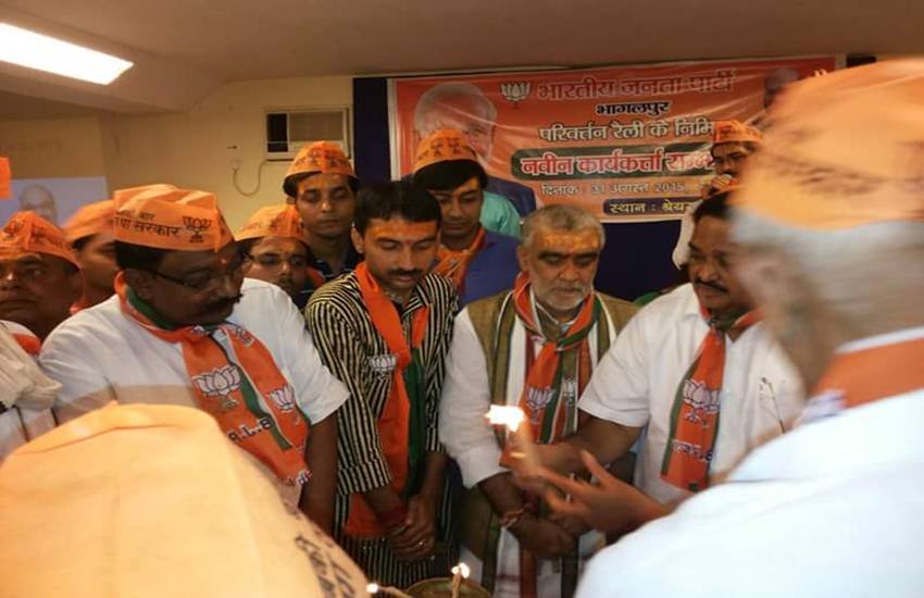अपने पिता केंद्रीय मंत्री अश्विनी चौबे के साथ अर्जित शाश्वत चौबे। बेटे की इस हरकत पर पिता को गर्व है। अश्विनी चौबे ने कहा, 'मुझे गर्व है कि अर्जित मेरा बेटा है। सभी बीजेपी कार्यकर्ता मेरे बेटे जैसे हैं। क्या हिंदू नववर्ष पर जुलूस निकालना गलत है?'(फोटो- फेसबुक)