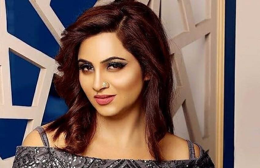 मुंबई के कांदीवली में मंदिर के पुजारी का दावा है कि उसने 2015 में मॉडल को 40 हजार रुपए उधार दिए थे। (फोटोः फेसबुक) मुंबई के कांदीवली में मंदिर के पुजारी का दावा है कि उसने 2015 में मॉडल को 40 हजार रुपए उधार दिए थे। (फोटोः फेसबुक)