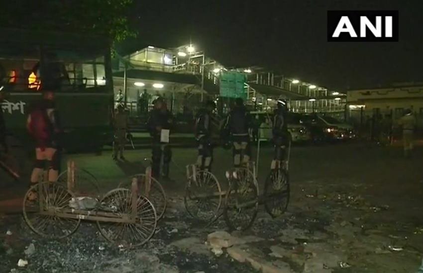 आसनसोल में व्‍यापक पैमाने पर तोड़फोड़ की गई, जिसके बाद सुरक्षा बढ़ा दी गई है।