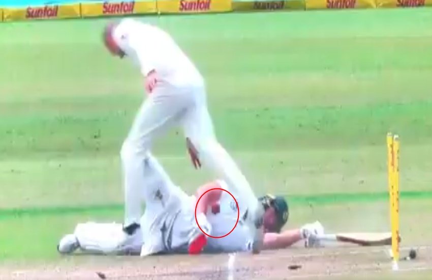 डी विलियर्स को आउट करने के बाद नाथन इतने खुश हुए कि उन्होंने जमीन पर पड़े डी विलियर्स के ऊपर गेंद फेंक दी। (Photo Source: Video Grab)