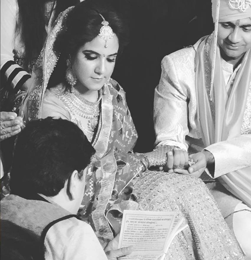 आयुष्मान खुराना ने सोशल मीडिया पर अपनी बहन की शादी की कुछ तस्वीरें शेयर की हैं। यह शादी चंडीगढ़ में हुई, जिसमें परिवार के करीबी लोग शामिल थे। (फोटो सोर्स- इंस्टाग्राम)