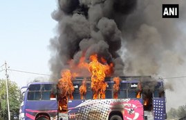 Dhar, Bus accident, Bus bike collision, bus bike accident, Bus caught fire, Hindi news, News in Hindi, Dhar news, Madhya pradesh news in Hindi, jansatta