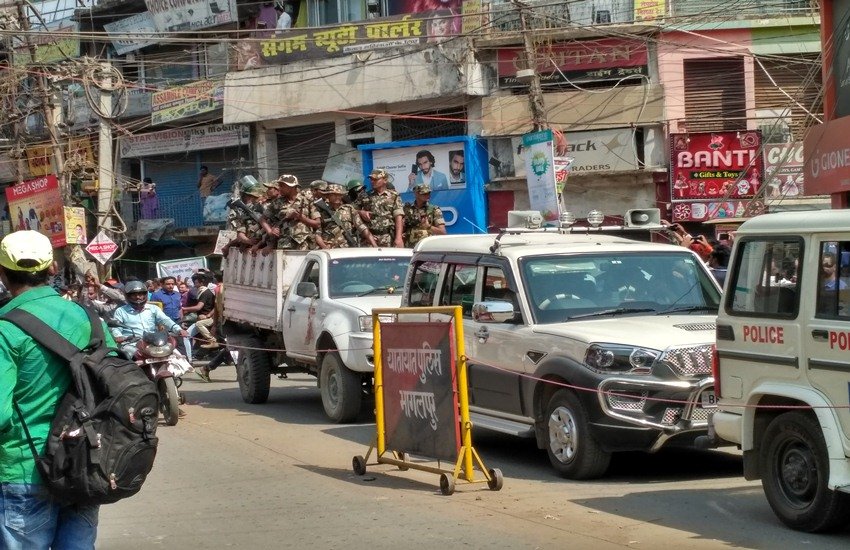 शनिवार को भागलपुर हिंसा में घायल सुरक्षा बल के एक जवान को सहारा देता दूसरा जवान। (फोटो- गिरधारी लाल जोशी)