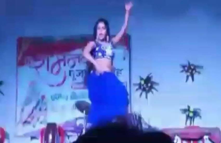 साम्प्रदायिक हिंसा के बाद एक स्थान पर जमा भीड़। (फोटो- गिरधारी लाल जोशी)