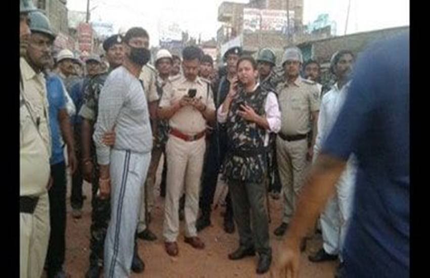 भागलपुर और आसपास के 37 स्थानों पर पुलिस और अर्धसैनिक बलों की टुकड़ियां तैनात की गईं। पूरे जिले में इंटरनेट सेवा बंद कर दी गई ताकि अफवाहों पर काबू पाया जा सके। हालांकि, एसएसपी मनोज कुमार ने हालात पूरी तरह काबू में बताया है।(फोटो- गिरधारी लाल जोशी)