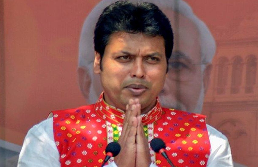 त्रिपुरा के 10वें मुख्यमंत्री के तौर पर शपथ लेने के बाद जनता का अभिवादन करते बीजेपी के बिप्लब देब। (फोटो सोर्स: पीटीआई) त्रिपुरा के 10वें मुख्यमंत्री के तौर पर शपथ लेने के बाद जनता का अभिवादन करते बीजेपी के बिप्लब देब। (फोटो सोर्स: पीटीआई)