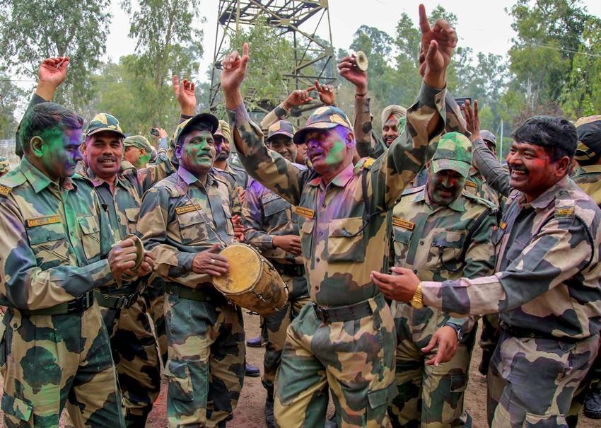 "Holi 2018, holi 2018, happy holi 2018, holi images, holi photos, holi live updates, holi messages, holi in collages, univercity students holi, college studnets holi