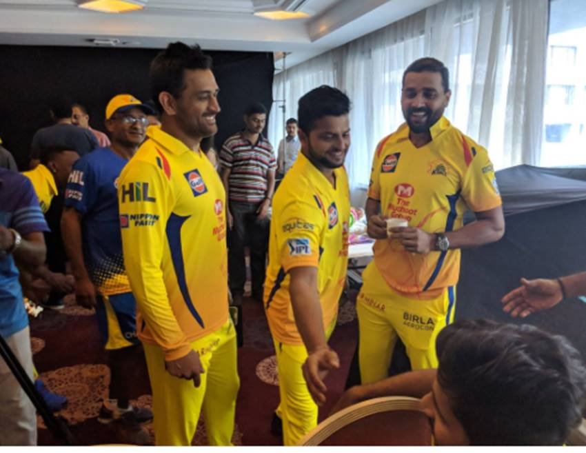 आईपीएल में इस साल चेन्नई की जर्सियों में भी बदलाव देखने को मिल रहा है। टेलीकॉम कंपनी एयरसेल की जगह इस साल खिलाड़ियों के जर्सियों पर मुथूट फाइनेंस का लोगों नजर आ रहा है। नए खिलाड़ी पहले से ही धोनी की कप्तानी में चेन्नई की तरफ से खेलने के लिए काफी उत्सुक नजर आ रहे हैं। (फोटो सोर्स- ट्विटर)