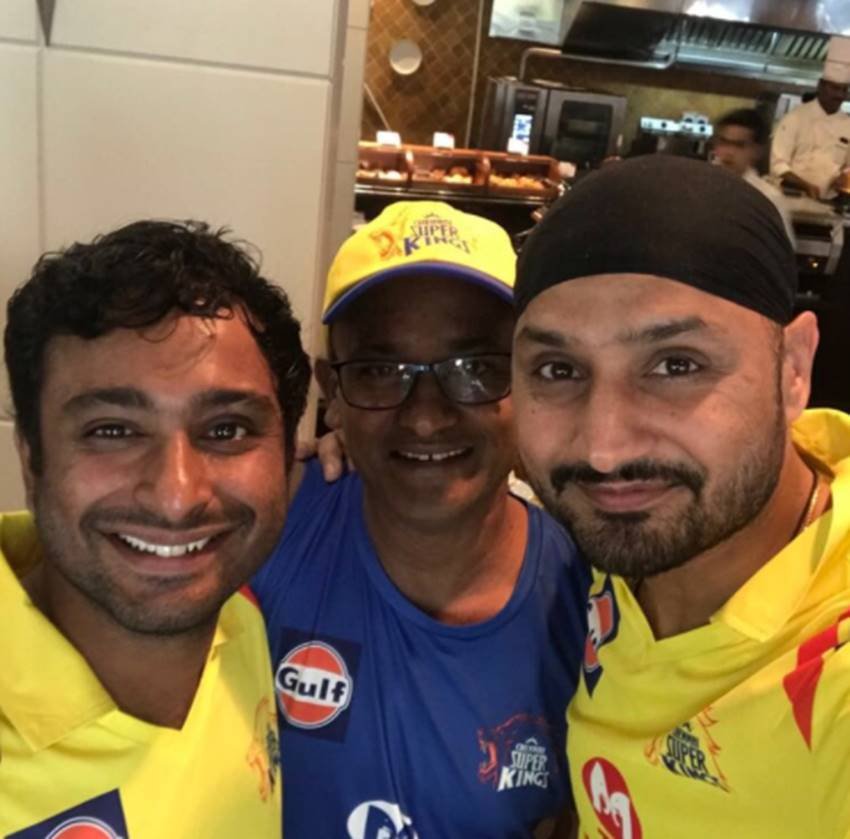 टीम के कुछ खिलाड़ी इन दिनों चेन्नई के लिए जमकर विज्ञापन और प्रमोशन की शूटिंग कर रहे हैं। पहली बार चेन्नई से जुड़े भारत के पूर्व ऑफ स्पिनर हरभजन सिंह भी नई टीम के साथ नए जोश में नजर आ रहे हैं। बता दें कि पहली बार भज्जी मुंबई के अलावा आईपीएल में किसी और टीम की तरफ से खेलते नजर आएंगे। (फोटो सोर्स- ट्विटर)