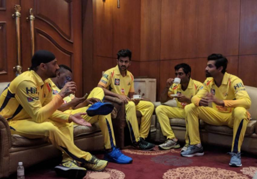 टीम में शार्दुल ठाकुर, दीपक चहर और सैम बिलिंग्स जैसे नए चेहरे भी हैं, जो धोनी की कप्तानी में काफी कुछ सीखना चाहेंगे। चेन्नई के फैन्स भी दो साल बाद टूर्नामेंट में टीम की वापसी से बेहद खुश हैं और पहले मैच का बेसब्री से इंतजार कर रहे हैं। (फोटो सोर्स- ट्विटर)