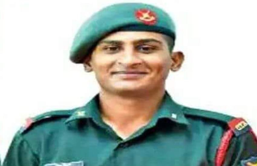 पुणे में ओम पैथाने पहले कैब चलाते थे। अब 10 मार्च को वह भारतीय सेना में अफसर के रूप में शामिल होंगे। (फोटोः टि्वटर) पुणे में ओम पैथाने पहले कैब चलाते थे। अब 10 मार्च को वह भारतीय सेना में अफसर के रूप में शामिल होंगे। (फोटोः टि्वटर)