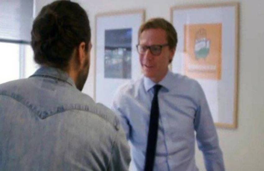 कैंब्रिज एनालिटिका के तत्कालीन सीईओ निक्स के दफ्तर में लगा कांग्रेस का पोस्टर(फोटो-सोशल मीडिया) कैंब्रिज एनालिटिका के तत्कालीन सीईओ निक्स के दफ्तर में लगा कांग्रेस का पोस्टर(फोटो-सोशल मीडिया)