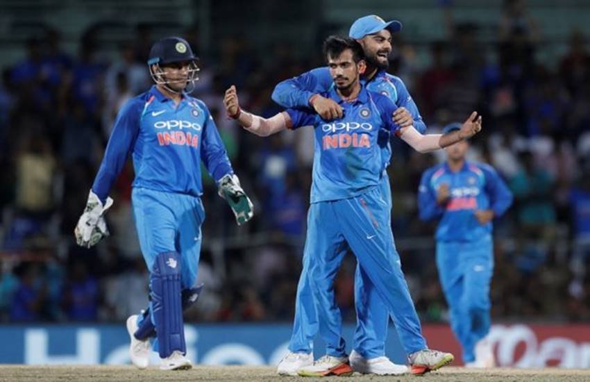 युजवेंद्र चहल को पीछे से गला लगाए हुए विराट कोहली