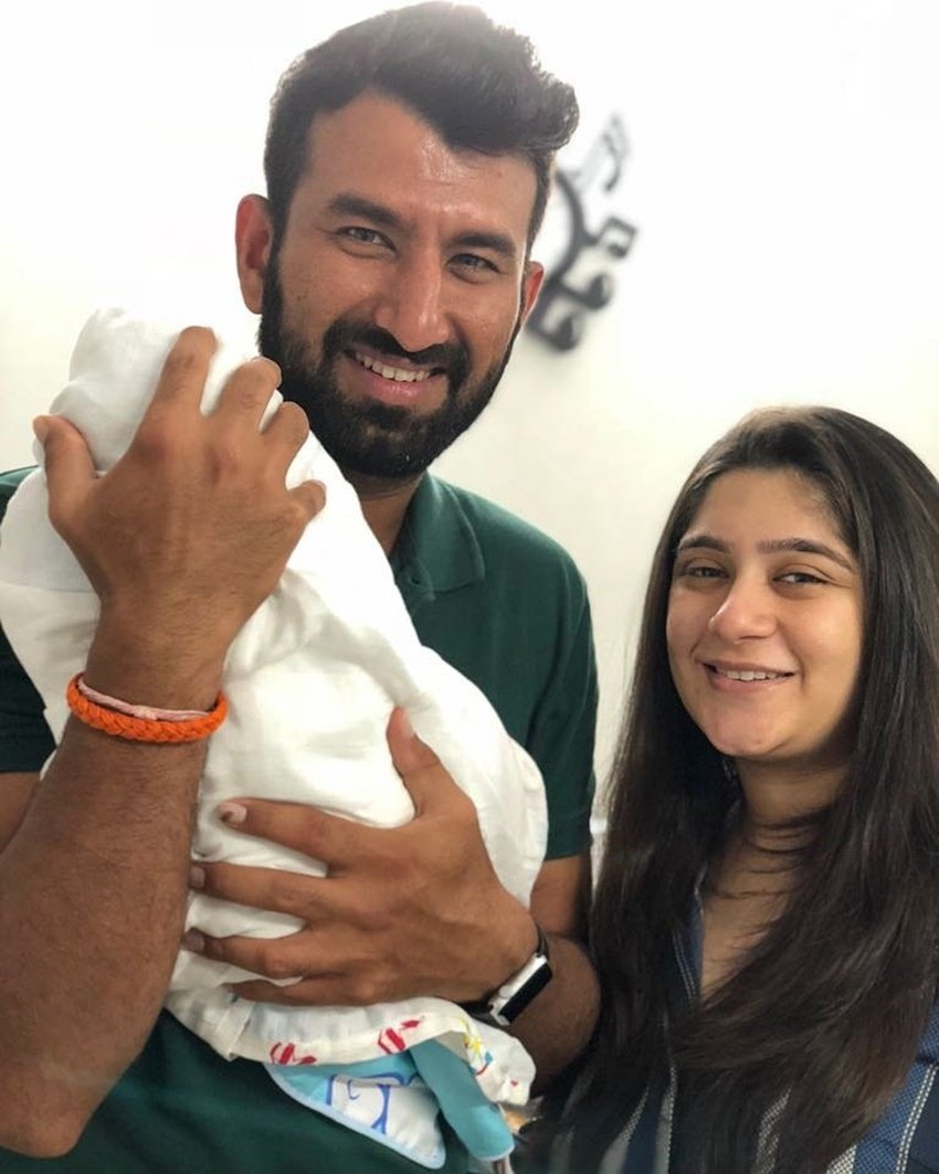 यह तस्वीर तब की है, जब चेतेश्वर की बेटी अदिति का जन्म हुआ था। इस तस्वीर में चेतेश्वर अपनी पत्नी के साथ बेटी को गोद में लिए दिखाई दे रहे हैं। (Photo Source: Twitter@CheteshwarPujara)