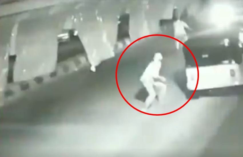 कोयंबटूर में बीजेपी कार्यालय पर पेट्रोल बम फेंकते हुए अज्ञात हमलावर कैमरे मे कैद हो गए। (फोटोः एएनआई)