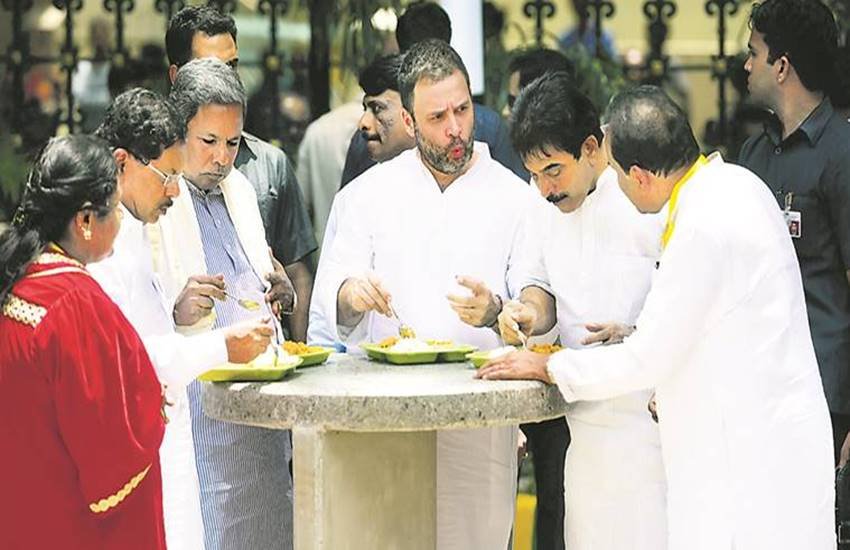 इंदिरा कैंटिन में खाते हुए कांग्रेस अध्यक्ष राहुल गांधी (पीटीआई फाइल फोटो)