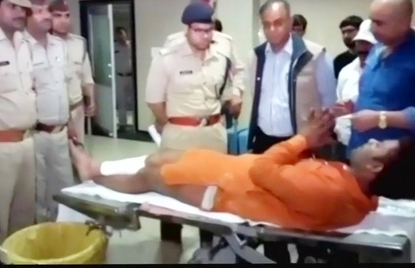 एनकाउंटर में घायल अपराधी (फोटो सोर्स- एएनआई ट्विटर)