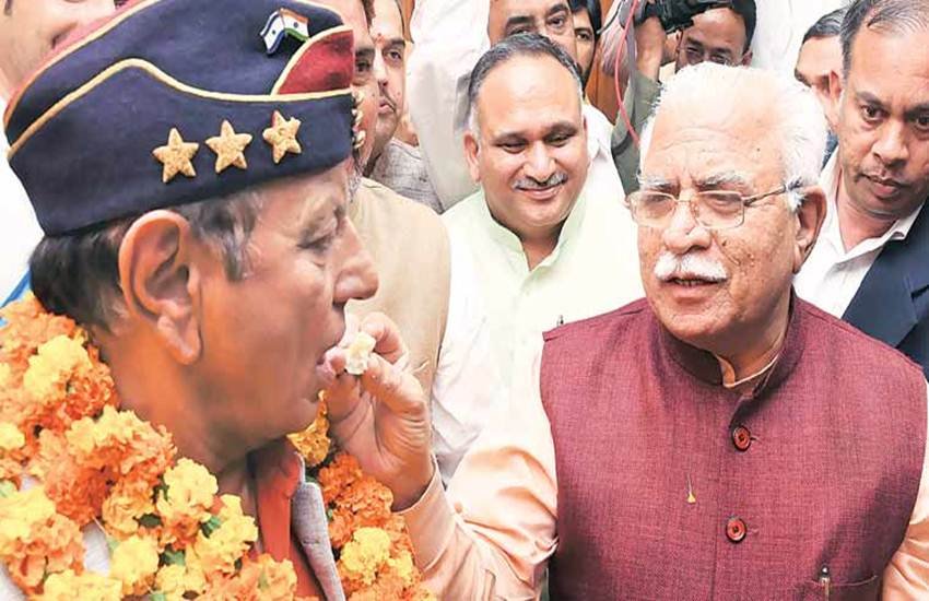 रिटायर्ड जनरल डी पी वत्स को बीजेपी ने हरियाणा से राज्यसभा का उम्मीदवार बनाया है। हरियाणा के इकलौते उम्मीदवार हैं और इनका चुना जाना तय है। एक ही गोत्र में शादी करने के विरोधी रहे हैं। खाप पंचायत की तरफ से सुप्रीम कोर्ट में मुकदमा भी लड़ रहे हैं। (डी पी वत्स को मिठाई खिलाते हरियाणा सीएम मनोहर लाल खट्टर। फोटो- इंडियन एक्सप्रेस)