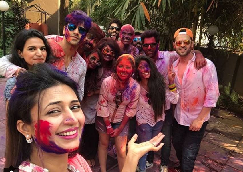 holi, holi 2018, happy holi, happy holi 2018, holi images, holi wishes, happy holi images, holi news, holi 2018 india, Divyanka Tripathi, Vivek Dahiya, Divyanka Tripathi celebrating holi, yeh hai mohobbatein star, yeh hai mohobbatein star Divyanka Tripathi, holi celebration of divyanka, see pictures of divyanka, entertainment news, bollywood news, televisionn news, entertainment news, bollywood news, televisionn news