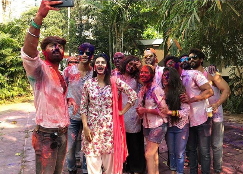 holi, holi 2018, happy holi, happy holi 2018, holi images, holi wishes, happy holi images, holi news, holi 2018 india, Divyanka Tripathi, Vivek Dahiya, Divyanka Tripathi celebrating holi, yeh hai mohobbatein star, yeh hai mohobbatein star Divyanka Tripathi, holi celebration of divyanka, see pictures of divyanka, entertainment news, bollywood news, televisionn news, entertainment news, bollywood news, televisionn news