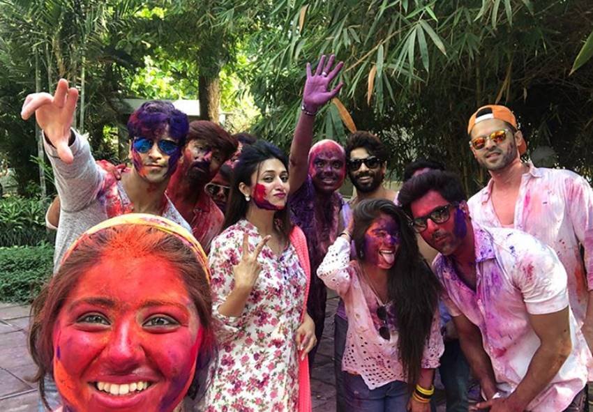 holi, holi 2018, happy holi, happy holi 2018, holi images, holi wishes, happy holi images, holi news, holi 2018 india, Divyanka Tripathi, Vivek Dahiya, Divyanka Tripathi celebrating holi, yeh hai mohobbatein star, yeh hai mohobbatein star Divyanka Tripathi, holi celebration of divyanka, see pictures of divyanka, entertainment news, bollywood news, televisionn news, entertainment news, bollywood news, televisionn news