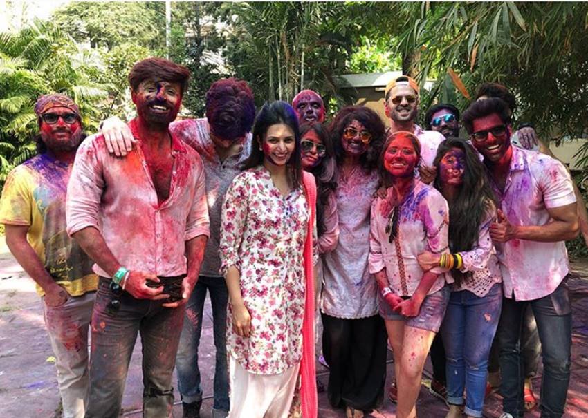 holi, holi 2018, happy holi, happy holi 2018, holi images, holi wishes, happy holi images, holi news, holi 2018 india, Divyanka Tripathi, Vivek Dahiya, Divyanka Tripathi celebrating holi, yeh hai mohobbatein star, yeh hai mohobbatein star Divyanka Tripathi, holi celebration of divyanka, see pictures of divyanka, entertainment news, bollywood news, televisionn news, entertainment news, bollywood news, televisionn news