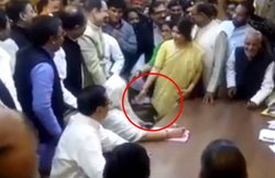 जया बच्चन का नॉमिनेशन: सुब्रत रॉय सहारा के लिए कुर्सी छोड़कर खड़ी हो गईं मुलायम की बहू डिंपल