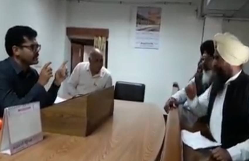 आप विधायक और एडीसी का फेसबुक वीडियो से लिया गया स्क्रीनशॉट।