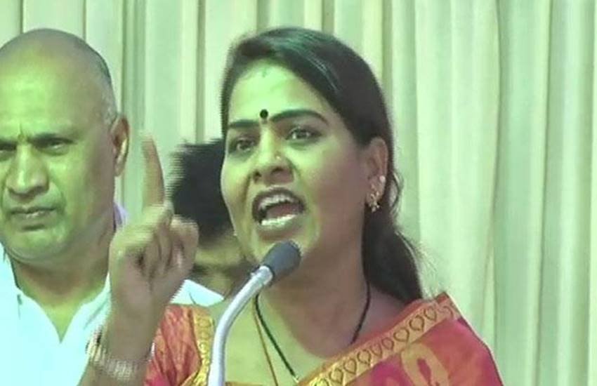 तलवार से कांग्रेसी नेता की बोटी-बोटी कर देने की धमकी देते हुए दिव्या हगारगी। (फाइल फोटो)