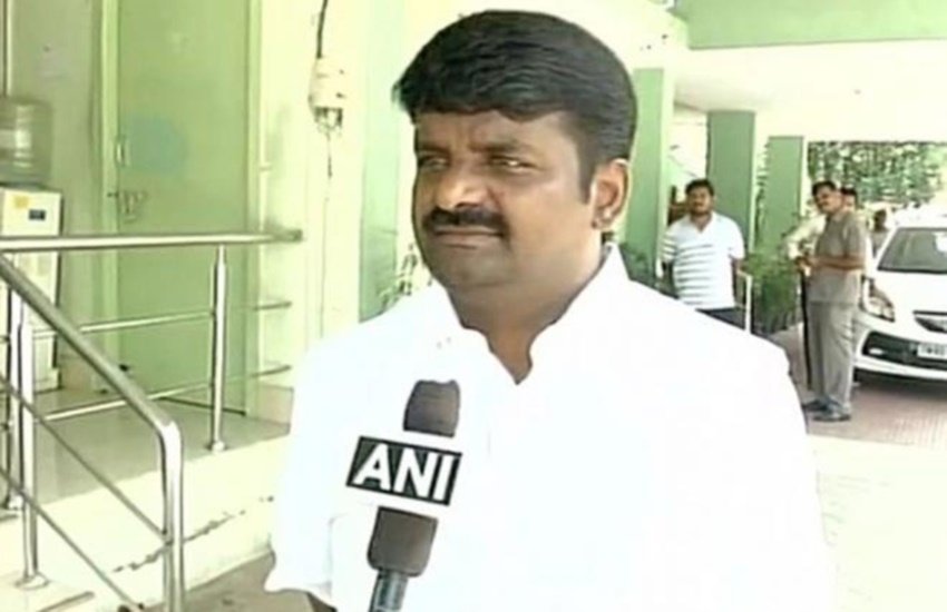 तमिलनाडु के स्वास्थ्य मंत्री डॉ. सी. विजयभास्कर ने इस मामले में उच्‍चस्‍तरीय जांच की घाेषणा की है। फोटो- एएनआई 
